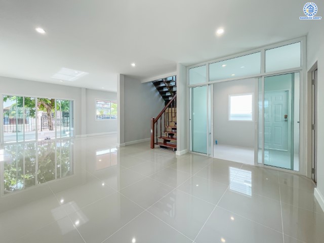 บ้านมือสองตกแต่งใหม่ คุณภาพแบรนด์ LH ม.ชลลดา บางบัวทอง เนื้อที่ 76 ตร.ว. ตกแต่งหรูหรา ฟังก์ชันจัดเต็ม 3 ห้องนอน 2 ห้องน้ำ จอดรถได้ 2 คัน พร้อม Facilities ครบ! บนทำเลคุณภาพ เชื่อมต่อได้หลายเส้นทาง ใกล้เซ็นทรัลเวสต์เกต และรถไฟฟ้า "สถานีบางพลู"